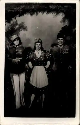 Foto Ak Drei Frauen, Schauspielerinnen ?, Uniformen, Theaterszene ?