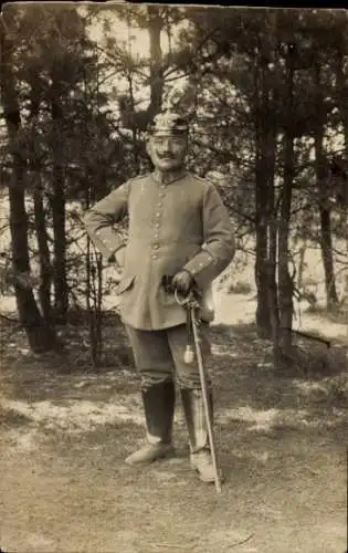 Foto Ak Deutscher Soldat in Uniform, Standportrait, Pickelhaube