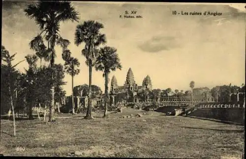 Ak Angkor Wat Kambodscha, Les ruines d'Angkor, Blick auf einen Tempel, Palmen
