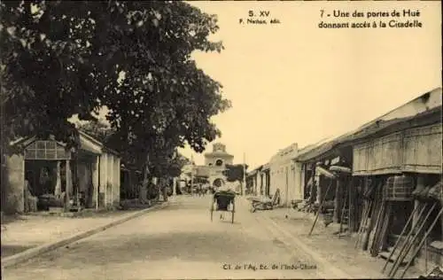 Ak Hue Annam Vietnam, eines der Tore, die den Zugang zur Zitadelle ermöglichen, Straßenansicht