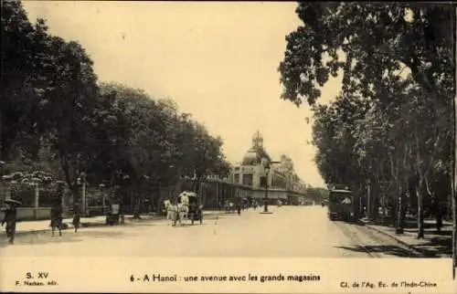 Ak Hanoi Tonkin Vietnam, eine Allee mit Kaufhäusern, Straßenpartie