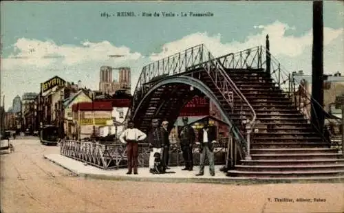 Ak Reims-Marne, Rue de Vesle, la Passerelle