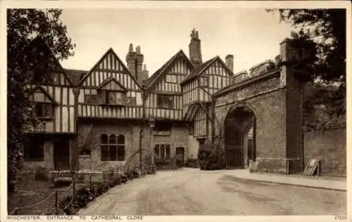 Ak Winchester Südostengland, Eingang zur Kathedrale in der Nähe