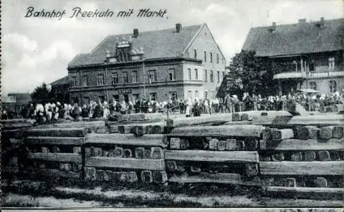 Ak Priekule Preekuln Lettland, Bahnhof mit Markt