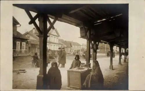 Foto Ak Petschory Petschowy Russland ?, Straßenpartie, Marktplatz