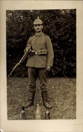 Foto Ak Deutscher Soldat in Uniform, Franz Evers, Standportrait, Pickelhaube, Regiment 56, Bajonett