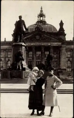 Foto Ak Berlin Tiergarten, Reichstagsgebäude, Bismarckdenkmal, Soldat in Uniform mit Familie