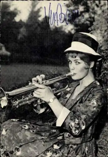 Ak Schauspielerin und Sängerin Vivi Bach, Trompete, Autogramm
