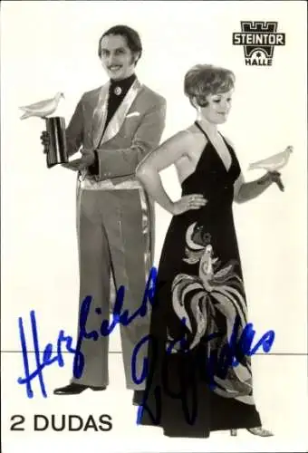 Ak Schauspieler und Schauspielerin Duda, Portrait mit Tauben und Kostüm, Autogramm