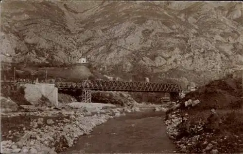 Foto Ak Mazedonien, Eisenbahnbrücke über einen Fluss