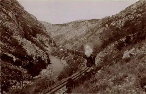 Foto Ak Mazedonien, Landschaft, Bahnschienen, Güterzug, Dampflok