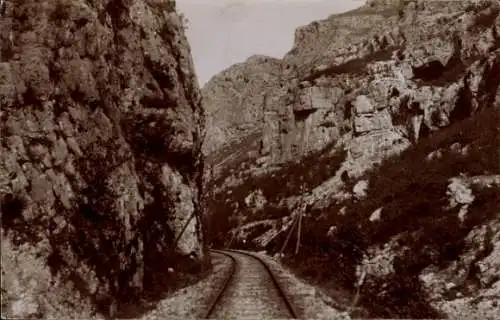 Foto Ak Mazedonien, Landschaft, Bahnschienen, Felspartie
