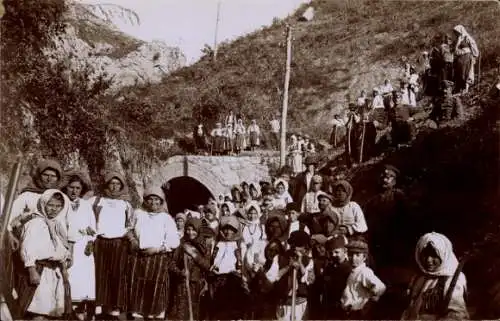 Foto Ak Mazedonien, Personen in Trachten vor einem Tunnel