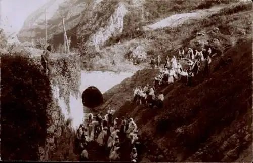 Foto Ak Mazedonien, Personen in Trachten vor einem Tunnel, Schienenbau