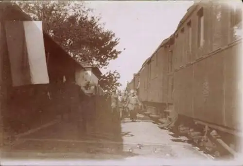 Foto Ak Niš Nisch Serbien, Bahnhof, Gleisseite, Deutsche Soldaten in Uniformen