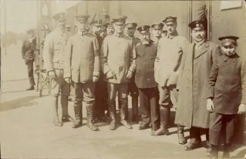 Foto Ak Serbien, Deutsche Soldaten in Uniformen, I WK