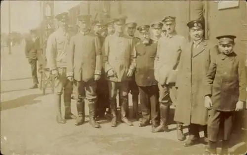 Foto Ak Serbien, Deutsche Soldaten in Uniformen, I WK
