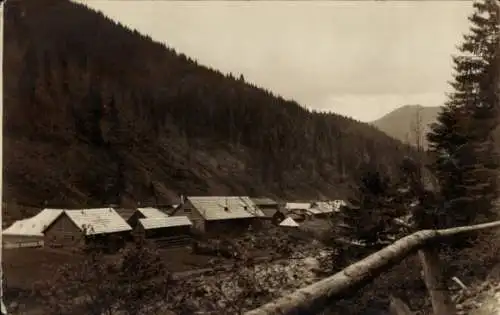 Foto Ak Serbien ? Mazedonien ?, Landschaft mit Ortschaft