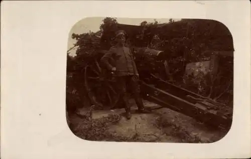 Foto Ak Mazedonien, Soldat mit bulgarischem Geschütz in Stellung, I WK