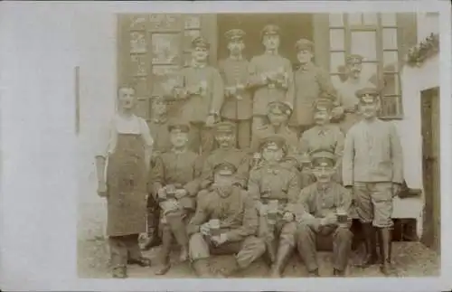 Foto Ak Serbien, Deutsche Soldaten in Uniformen vor der Kantine, Eisenbahn Betr. Komp. 55, I WK