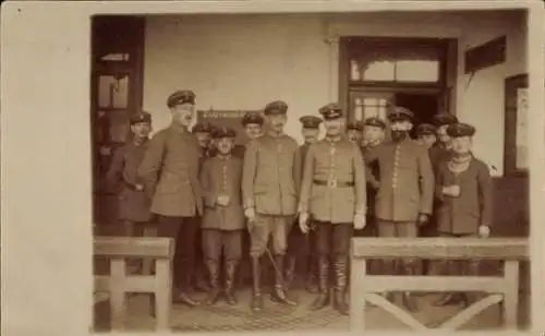 Foto Ak Serbien, Deutsche Soldaten in Uniformen auf dem Bahnhof, I WK