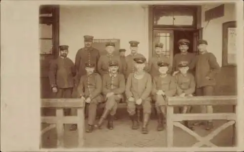 Foto Ak Serbien, Deutsche Soldaten in Uniformen auf dem Bahnhof, I WK