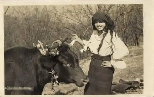 Foto Frau in Tracht mit Rind, Karpaten