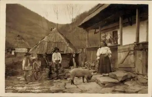 Foto Karpaten, Ruthenischer Bauernhof, Schwein, Trachten