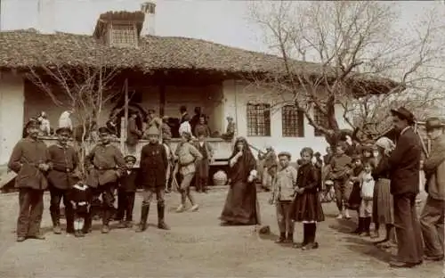 Foto Ak Mazedonien, Deutsche Soldaten in Uniformen, Personen in Trachten