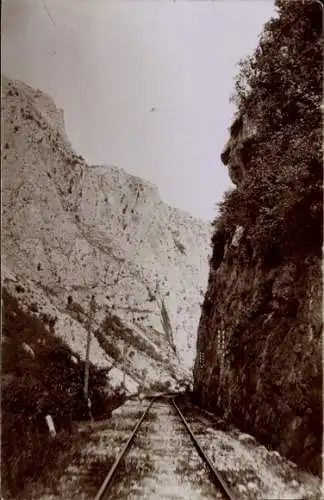 Foto Ak Mazedonien, Landschaft, Bahnschienen, Felspartie