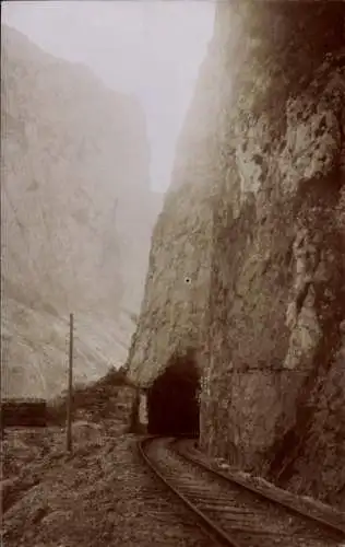 Foto Ak Mazedonien, Bahnschienen, Tunnel, Felspartie
