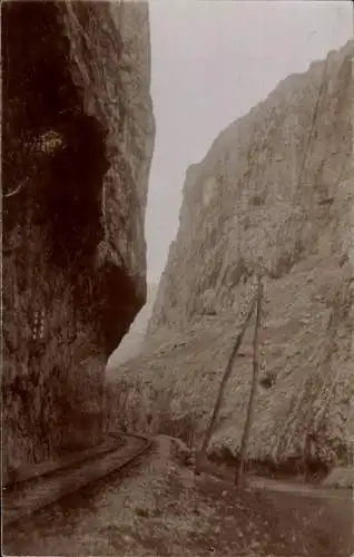 Foto Ak Mazedonien, Bahnschienen, Felspartie, Landschaft