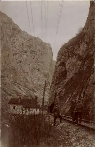Foto Ak Mazedonien, Deutsche Soldaten in Uniformen, Bahnschienen, I WK