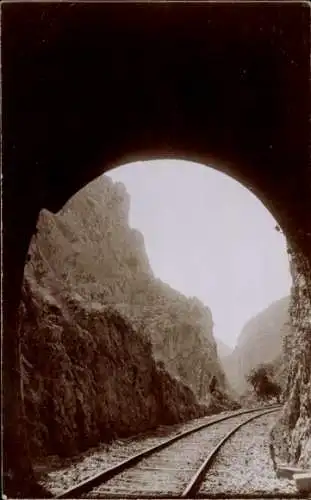 Foto Ak Mazedonien, Bahnschienen, Tunnel, Felspartie