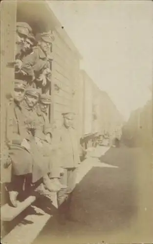 Foto Ak Soldaten in Uniformen in einem Eisenbahnwaggon, Güterzug, I WK