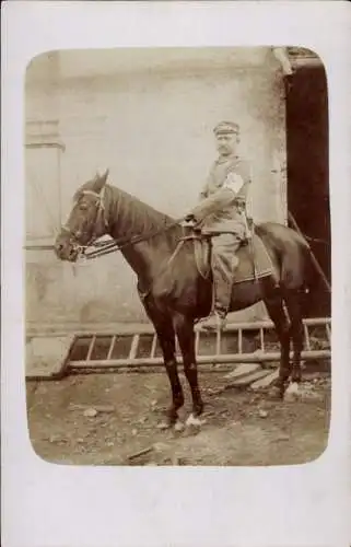 Foto Ak Sanitäter in Uniform auf einem Pferd, Rotes Kreuz