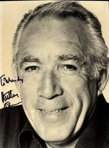 Foto Schauspieler Anthony Quinn, Portrait, Autogramm