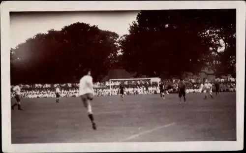 Foto Fußball, Spieler auf dem Spielfeld, Zuschauer