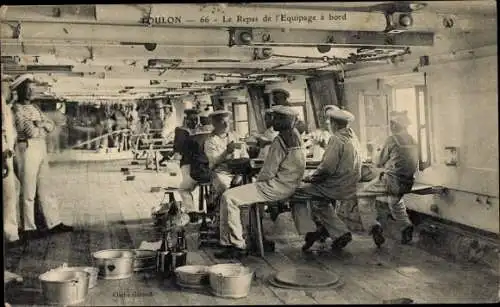 Ak Le Repas de l'Equipage à bord, französische Seeleute, Matrosen