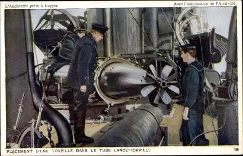 Ak Britisches Kriegsschiff, Inserting torpedo in firing tube, Seeleute