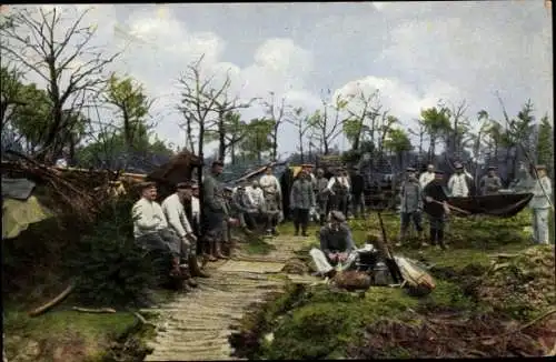 Ak Deutsche Soldaten im Waldlager, Bäume von Granatfeuer vernichtet, I. WK