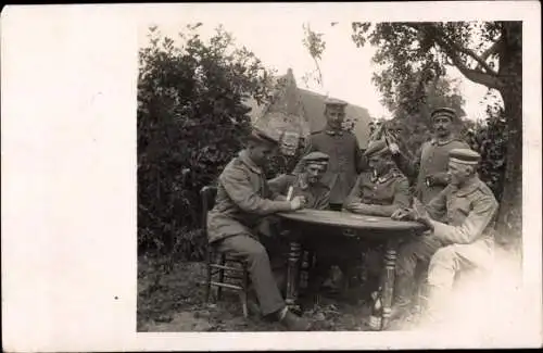 Foto Ak Deutsche Soldaten in Uniformen spielen Karten, I WK