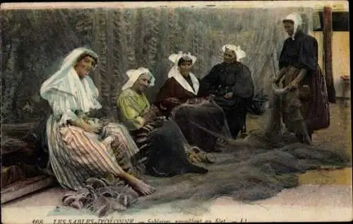 Ak Les Sables d'Olonne Vendée, Frauen in Volkstrachten flicken Fangnetze