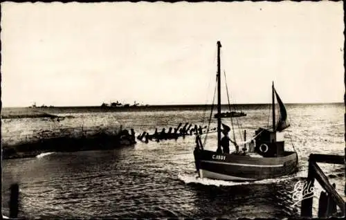 Ak Courseulles sur Mer Calvados, Hafeneinfahrt, Fischerboot