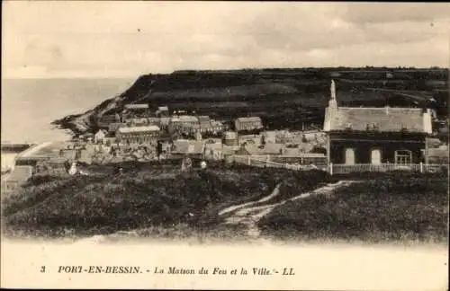 Ak Port-en-Bessin Calvados, Das Haus des Feuers und die Stadt