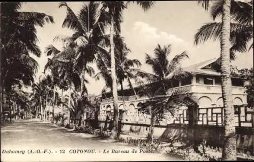 Ak Cotonou Benin, Postgebäude, Palmenallee