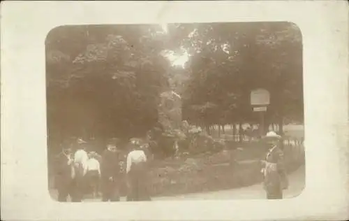 Foto Ak Deutschland, Park, Passanten, Denkmal