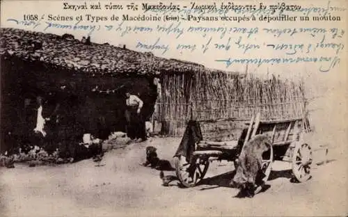 Ak Griechenland, Scènes et Types de Macedoine, Paysans occupés à dépouiller un mouton