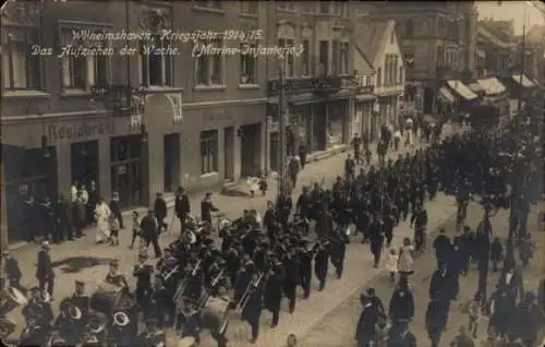 Foto Ak Wilhelmshaven in Niedersachsen, Marine Infanterie, Aufziehen der Wache, Kriegsjahr 1914/15