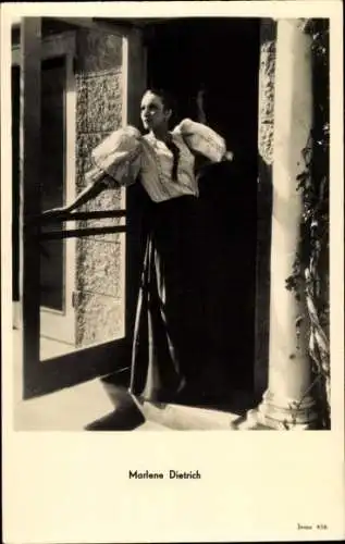 Ak Schauspielerin und Sängerin Marlene Dietrich, Standportrait